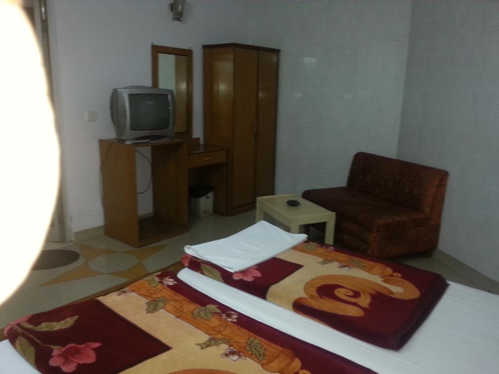 Hotel Royale Paradise Noida Bagian luar foto